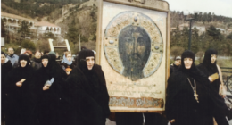 Im Koran sucht man das „Kopftuch“ als „Gebot“ vergeblich, wo es politisch für die Edle der Frau missbraucht wird