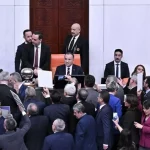 Regierung in Ankara tritt türkische Verfassung im türkischen Parlament TBMM bedrohlich mit Füßen