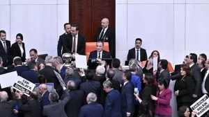 Regierung in Ankara tritt türkische Verfassung im türkischen Parlament TBMM bedrohlich mit Füßen