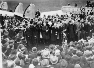 Chamberlain mit dem Text des Münchner Abkommens, Flughafen Heston, 30. September 1938
