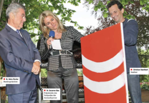 „Rot Weiß Rot“ Gemälde für den Bundespräsidenten von Susann Glass, Präsidentin des Auslandspressebüros Wien