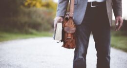 Austria Presse Agentur (APA): „Schakfeh soll Lehrer zum Mitgliederkeilen gezwungen haben“ Ist das wahr?