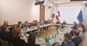Treffen mit der Auslandspresse:  Warum steht Meinl-Reisingers Außenpolitik in der Kritik?